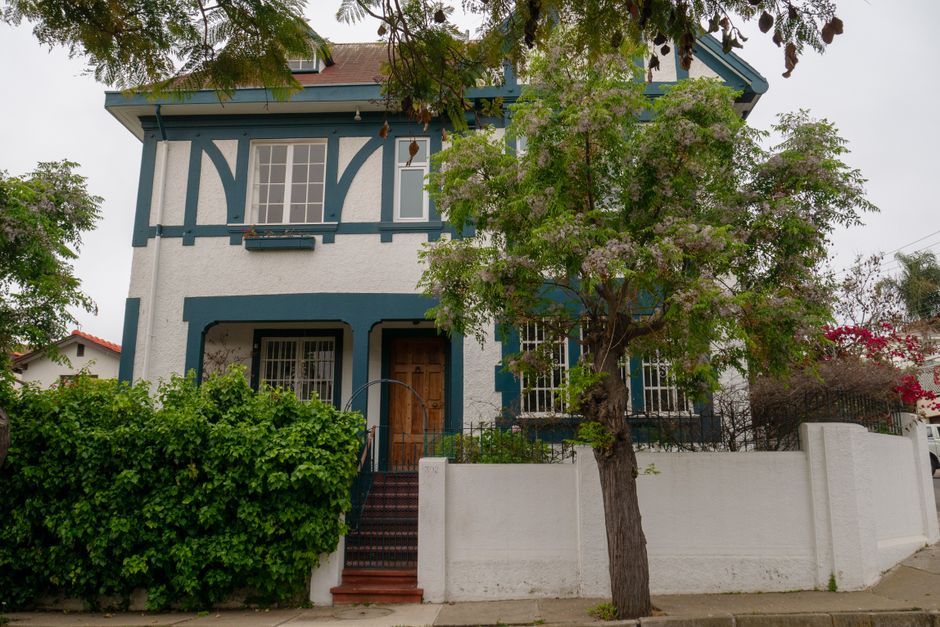 Como a Criatividade Pode Transformar Seu Estilo Pessoal 2 A charming classic-style house surrounded by lush greenery located in Valparaíso, Chile.