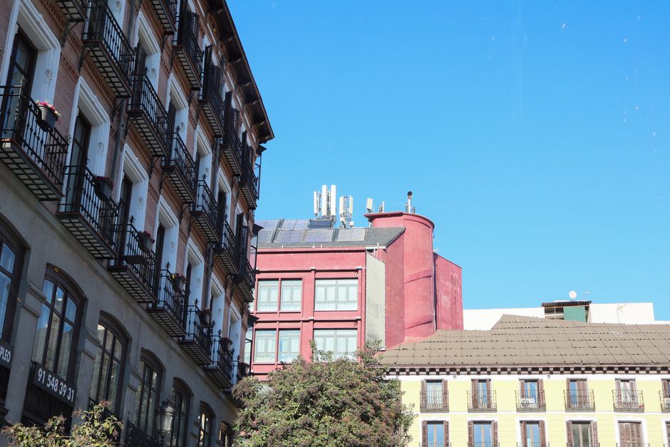 Captura de edificios de ciudades europeas con fachadas vibrantes bajo un cielo azul claro, que muestra la arquitectura urbana.