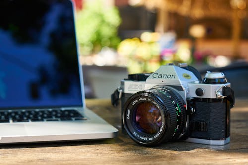 черно серебристая цифровая зеркальная камера Canon