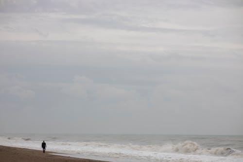 Homme Debout Près Du Rivage