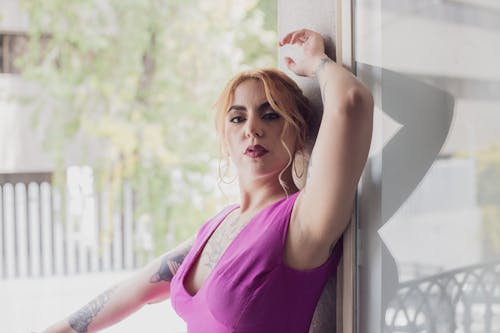 Femme confiante en robe violette