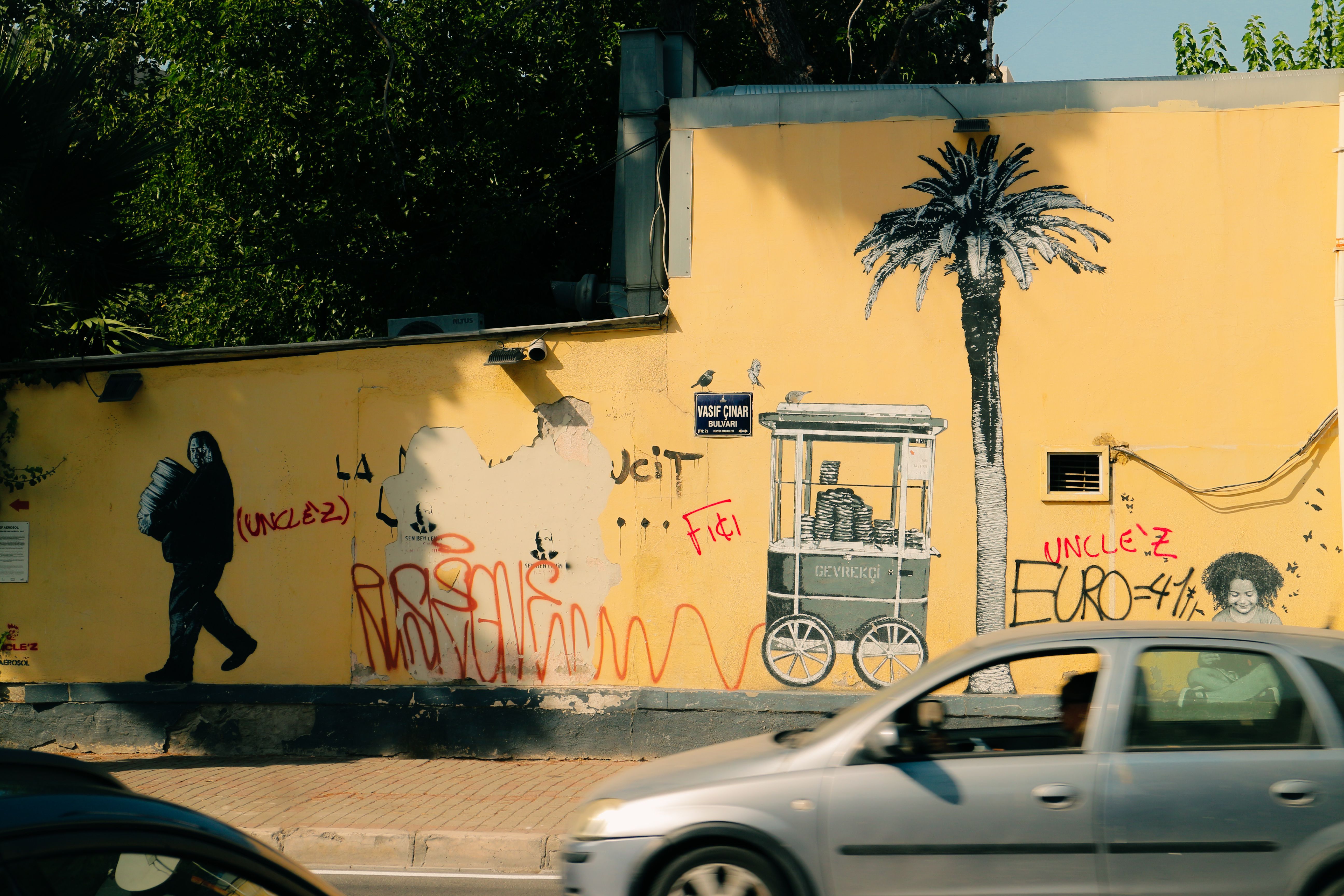 Salonicco si colora di graffiti sui muri della zona storica