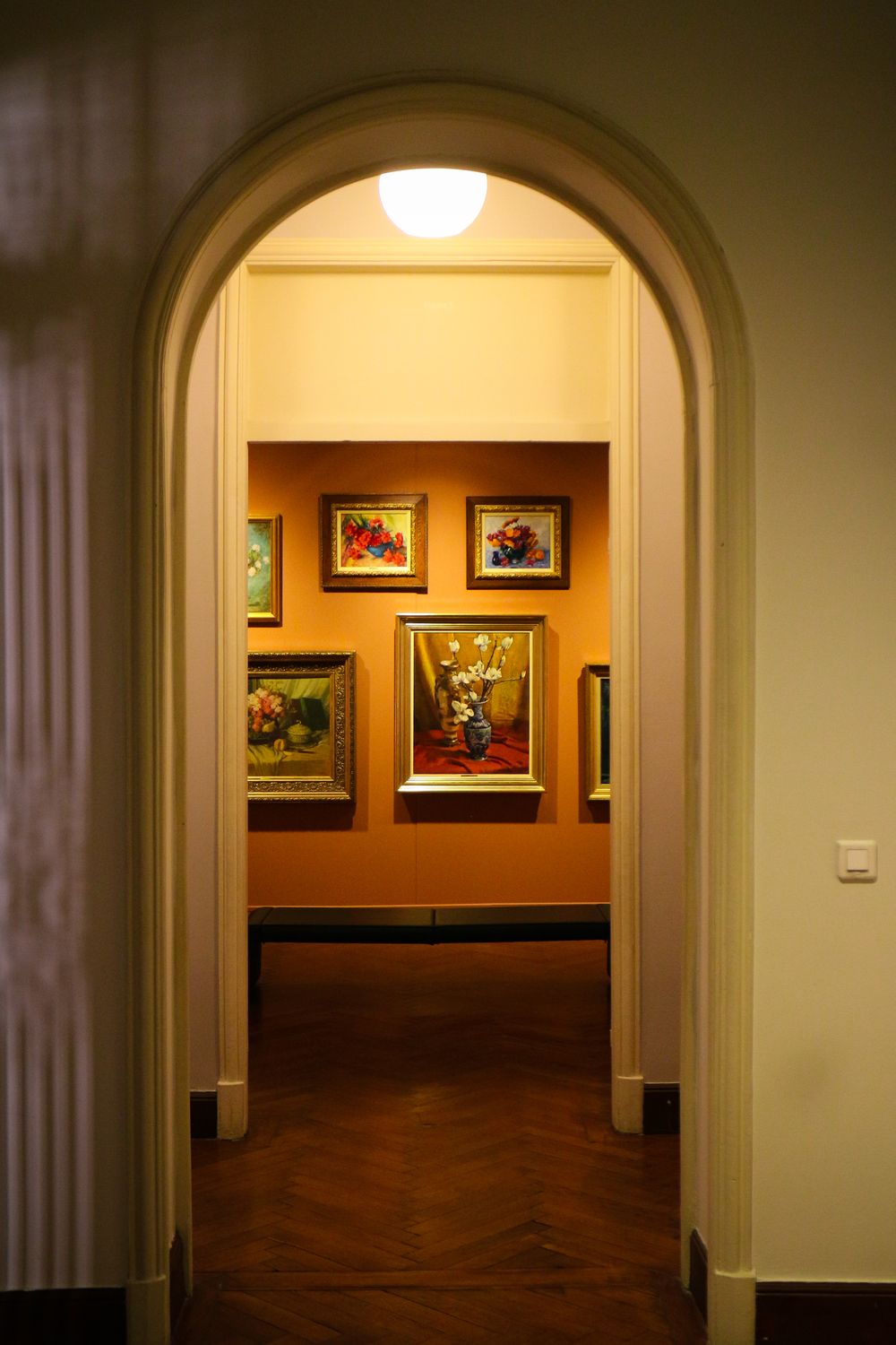 Elegant Art Gallery Interior with Framed Paintings · Free Stock Photo