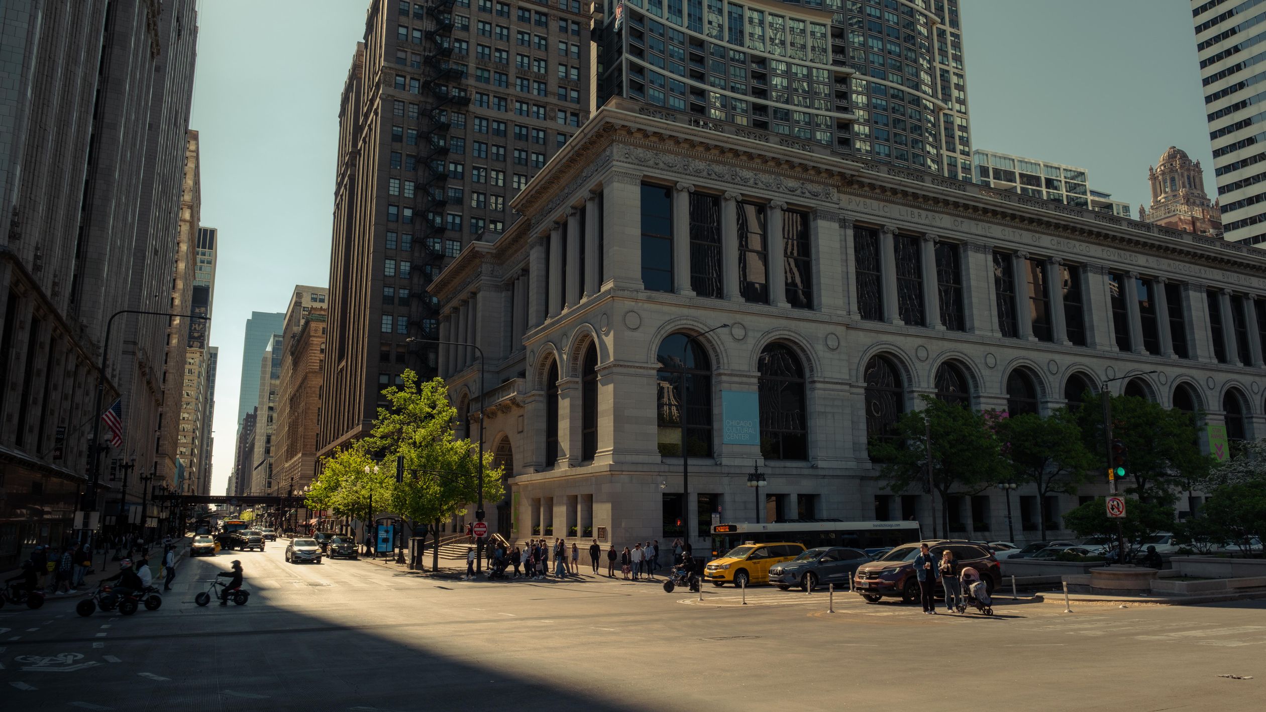 Intersection Chicago Urban Scene at Intersection in Downtown Chicago · Free Stock Photo