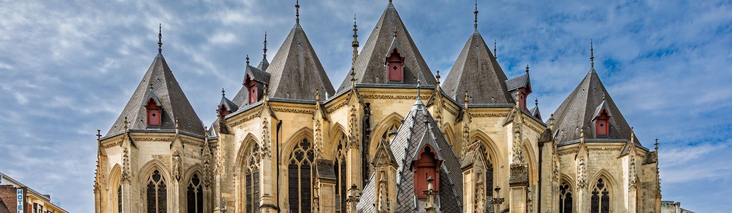 L'élégante architecture gothique de l'église Saint-Maurice à Lille, en France, sous un ciel vibrant.
