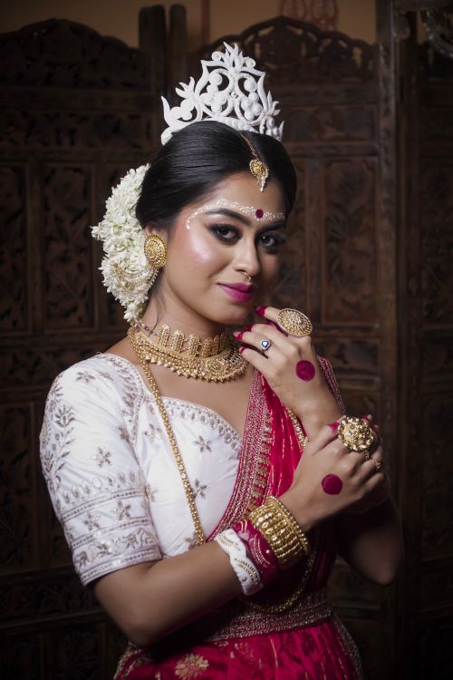 Free A beautiful Bengali bride wearing traditional attire with intricate jewelry and makeup, exuding grace and culture. Stock Photo