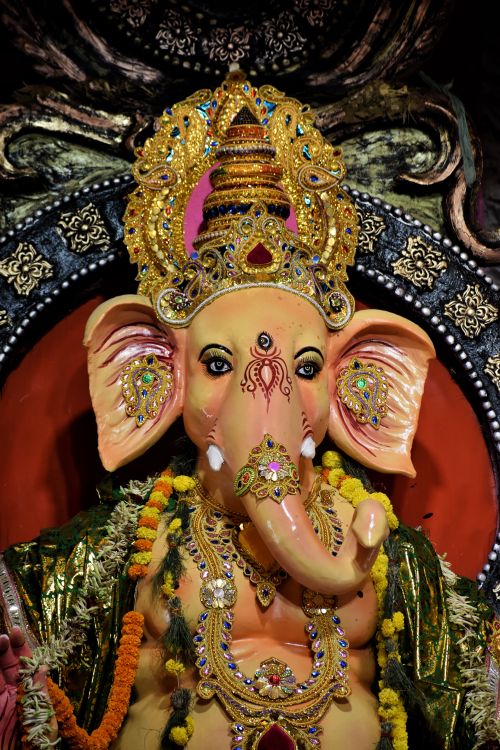 Free Intricate Ganesha idol adorned with flowers during Ganesh Chaturthi in Bardhaman, India. Stock Photo