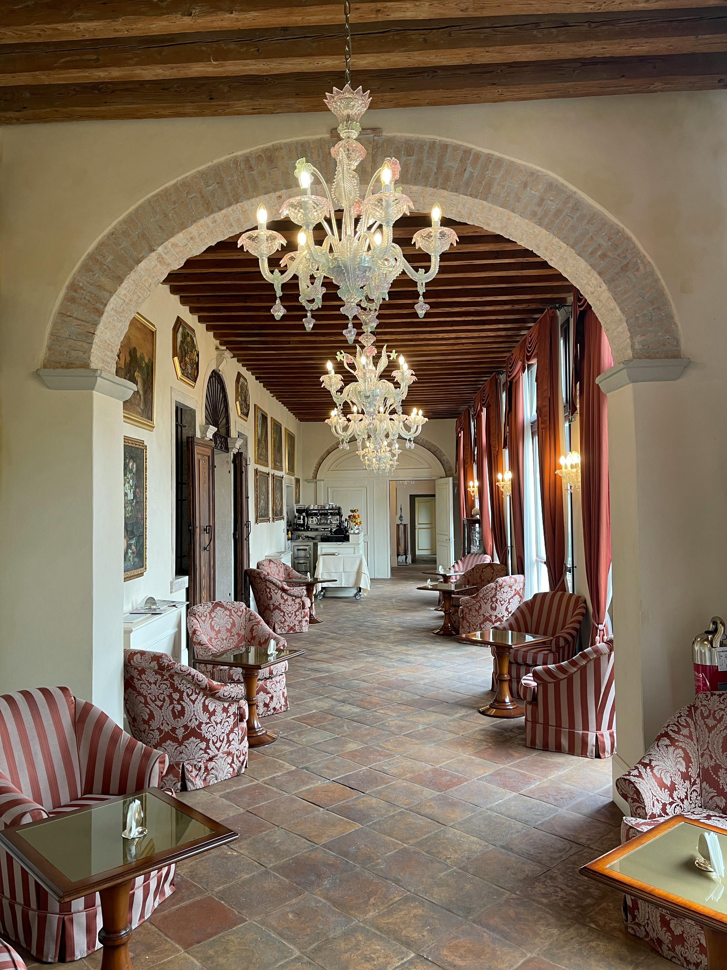 Ein luxuriöser Flur mit Kronleuchtern