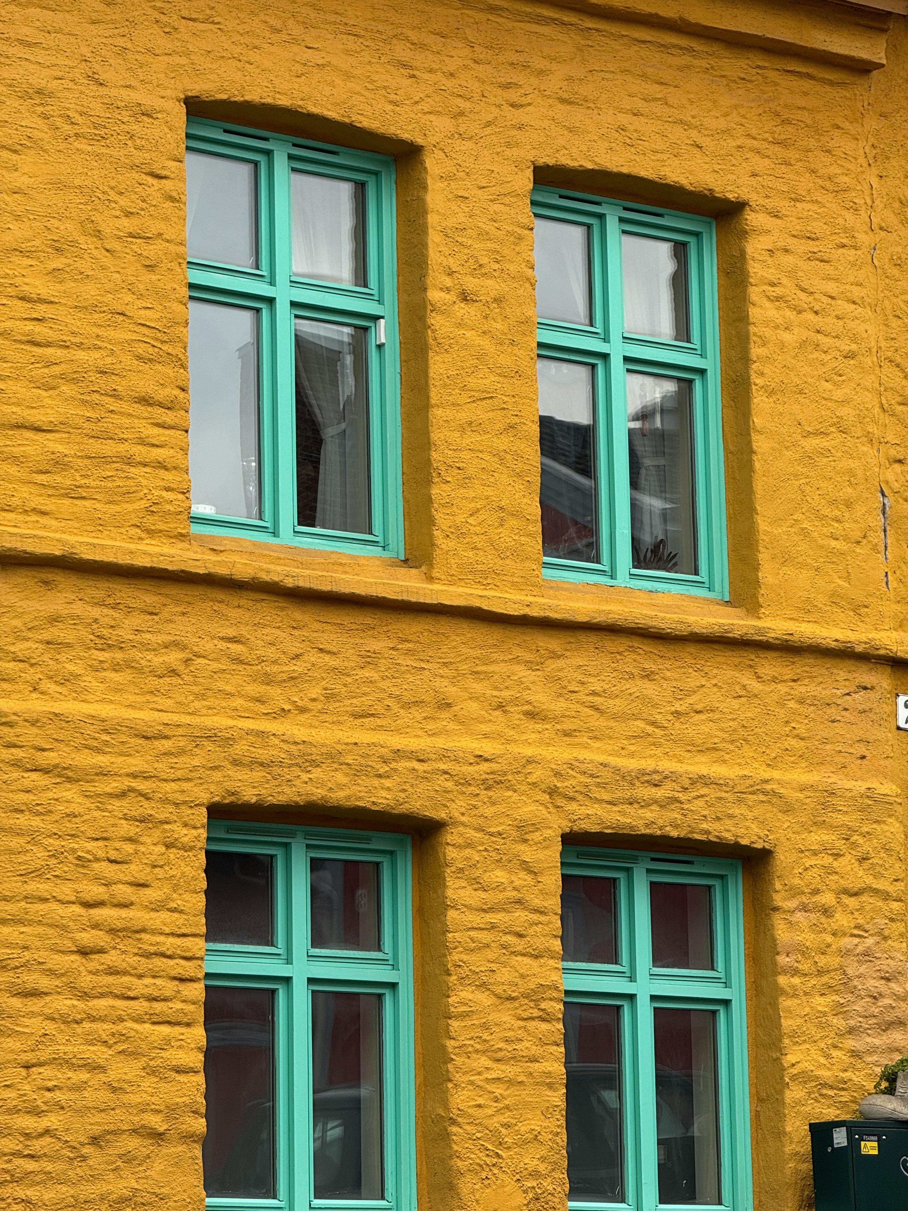 Gratuit Fațadă de clădire galben vibrant cu ferestre turcoaz în Oslo, Norvegia, care pune în valoare arhitectura urbană. Fotografie de stoc