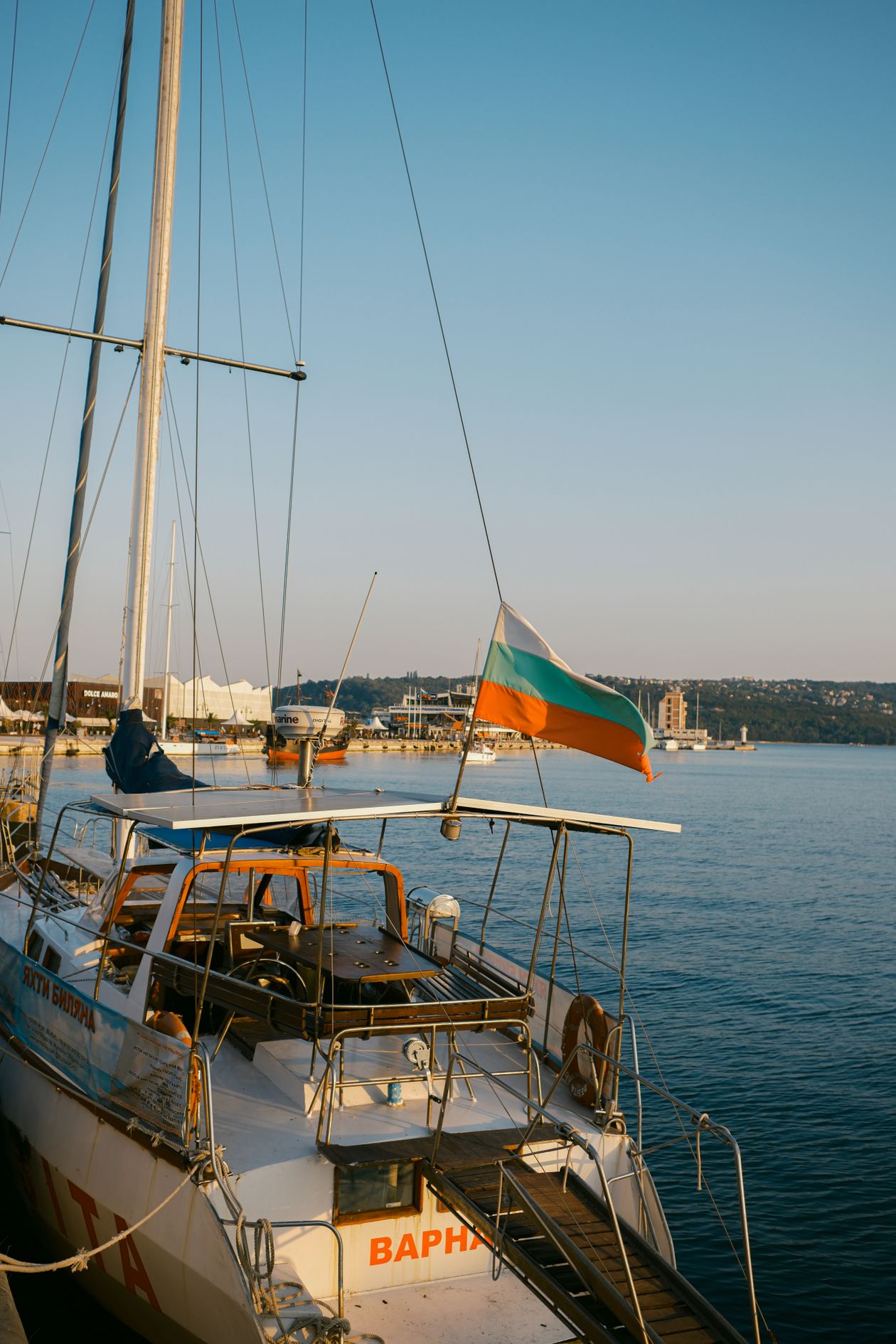 Cazare în Varna: velier în portul Varna, la apus