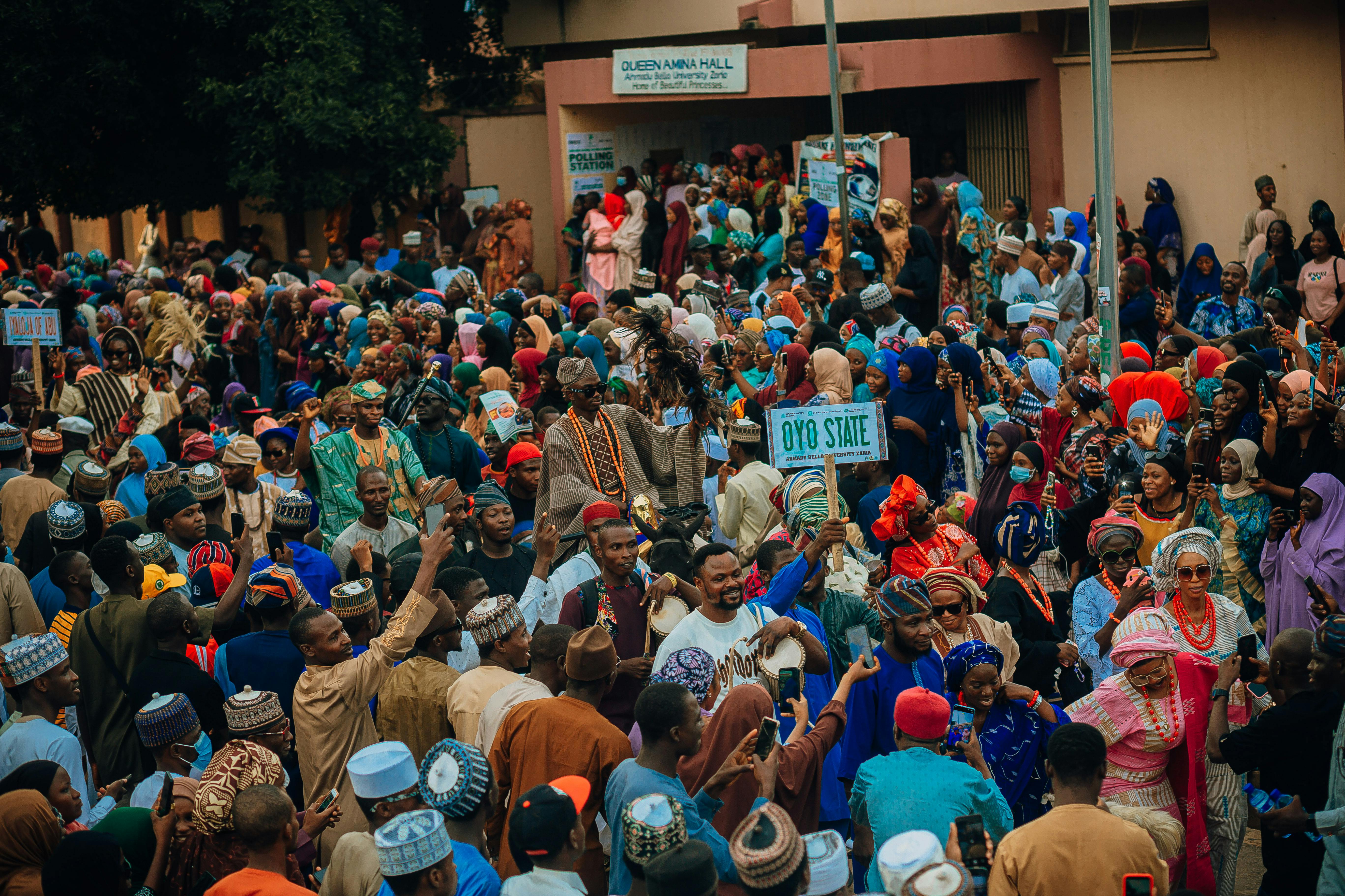 Comunidad de personas celebrando juntas