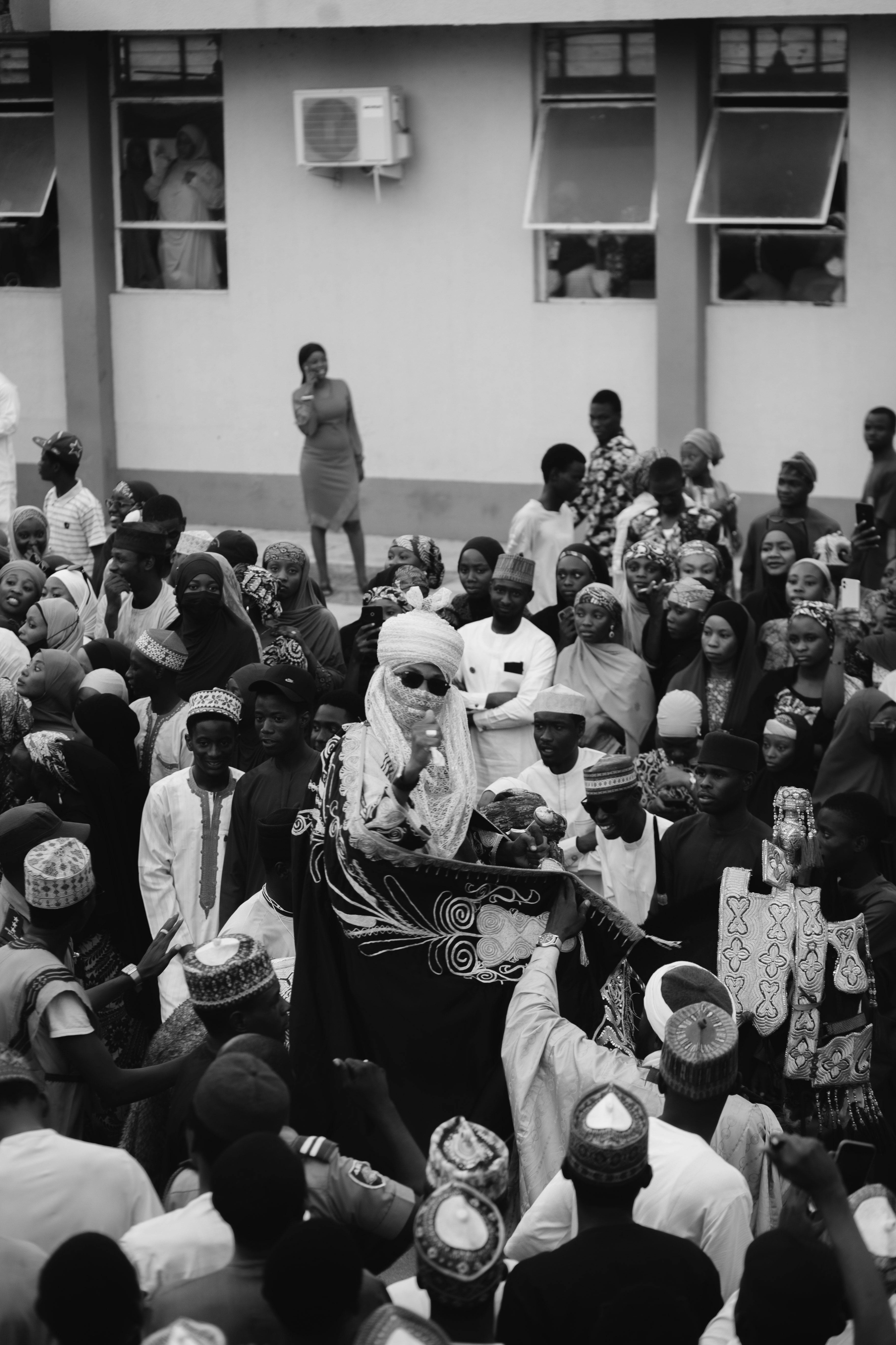 Gratuit Imagine alb-negru a unui festival cultural cu o mulțime mare și o figură centrală. Fotografie de stoc