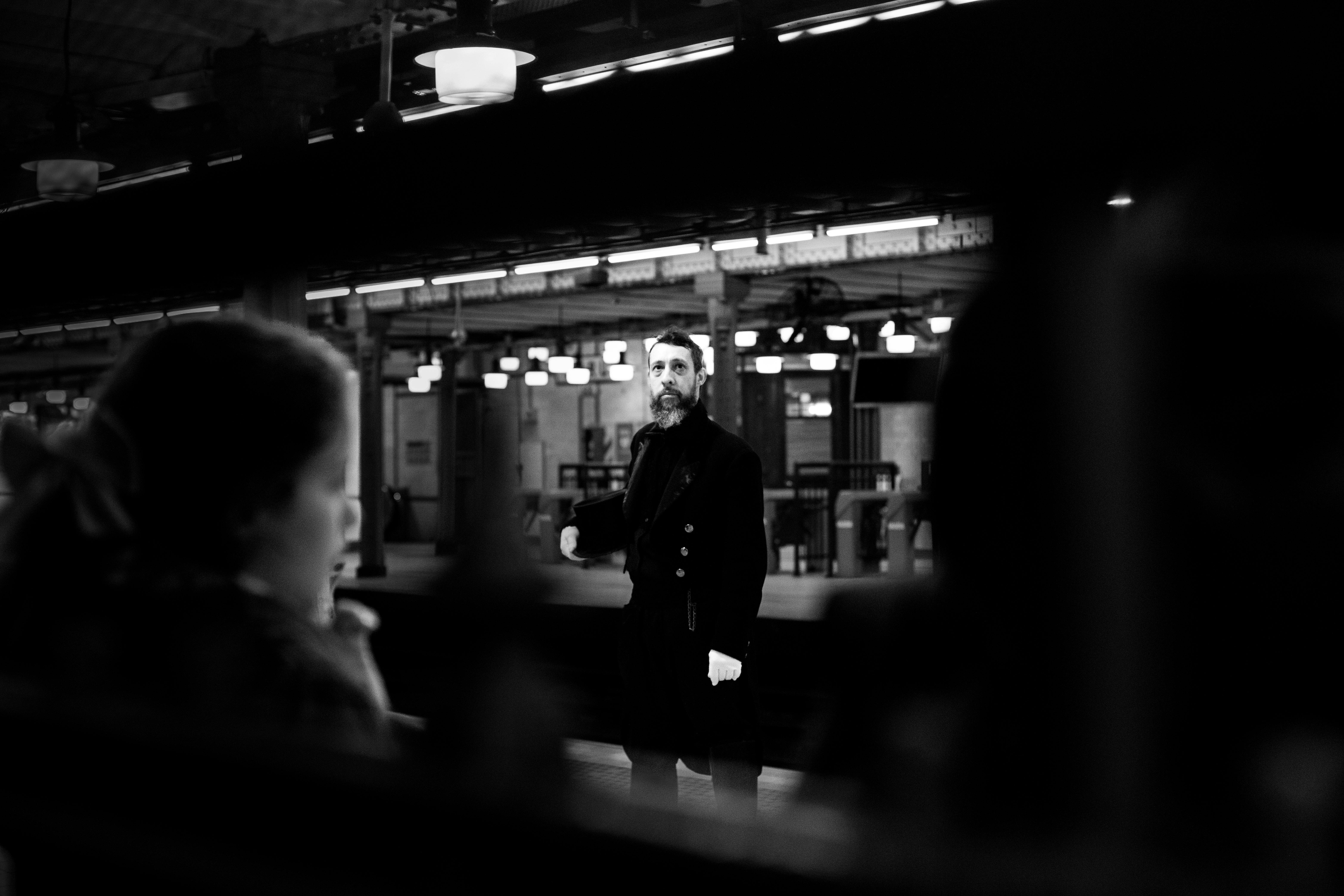 grátis Captura artística em preto e branco de pessoas no metrô de Buenos Aires, transmitindo uma atmosfera melancólica. Foto profissional