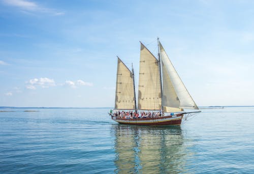 бесплатная Парусная лодка в воде Стоковое фото