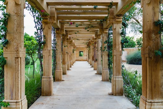 Esplora un tranquillo sentiero nel giardino con pilastri in pietra, situato a Jaisalmer, Rajasthan, India.