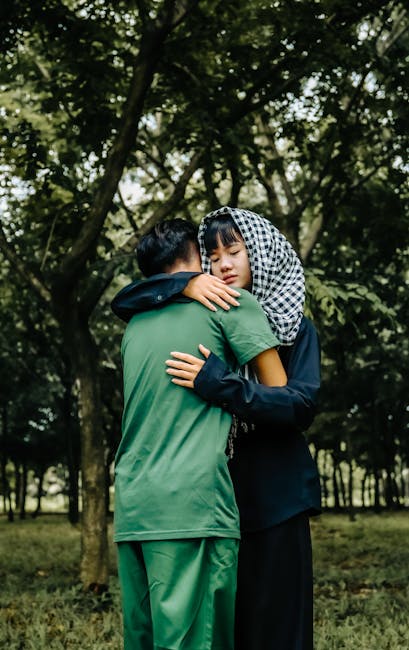 How To Create And Maintain Supportive Friendships? 9 Group Of Friends Hiking Together