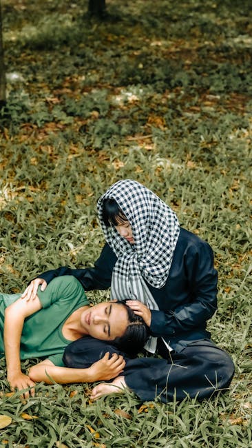 How To Create And Maintain Supportive Friendships? 8 Friends Enjoying A Picnic In The Park