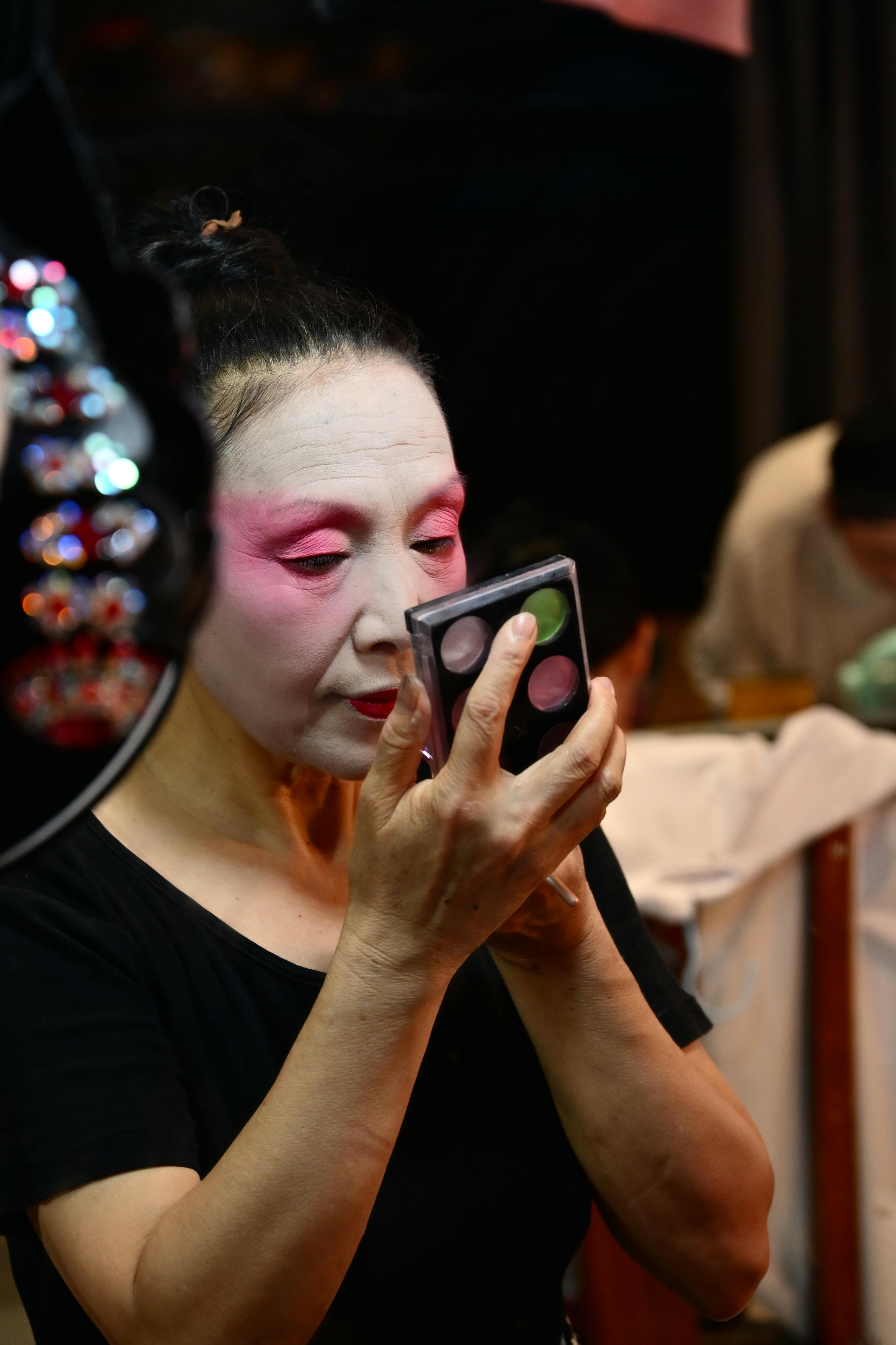 Zadarmo Umelkyňa si pred divadelným predstavením nanáša tradičný javiskový make-up v zákulisí. Fotka z fotobanky