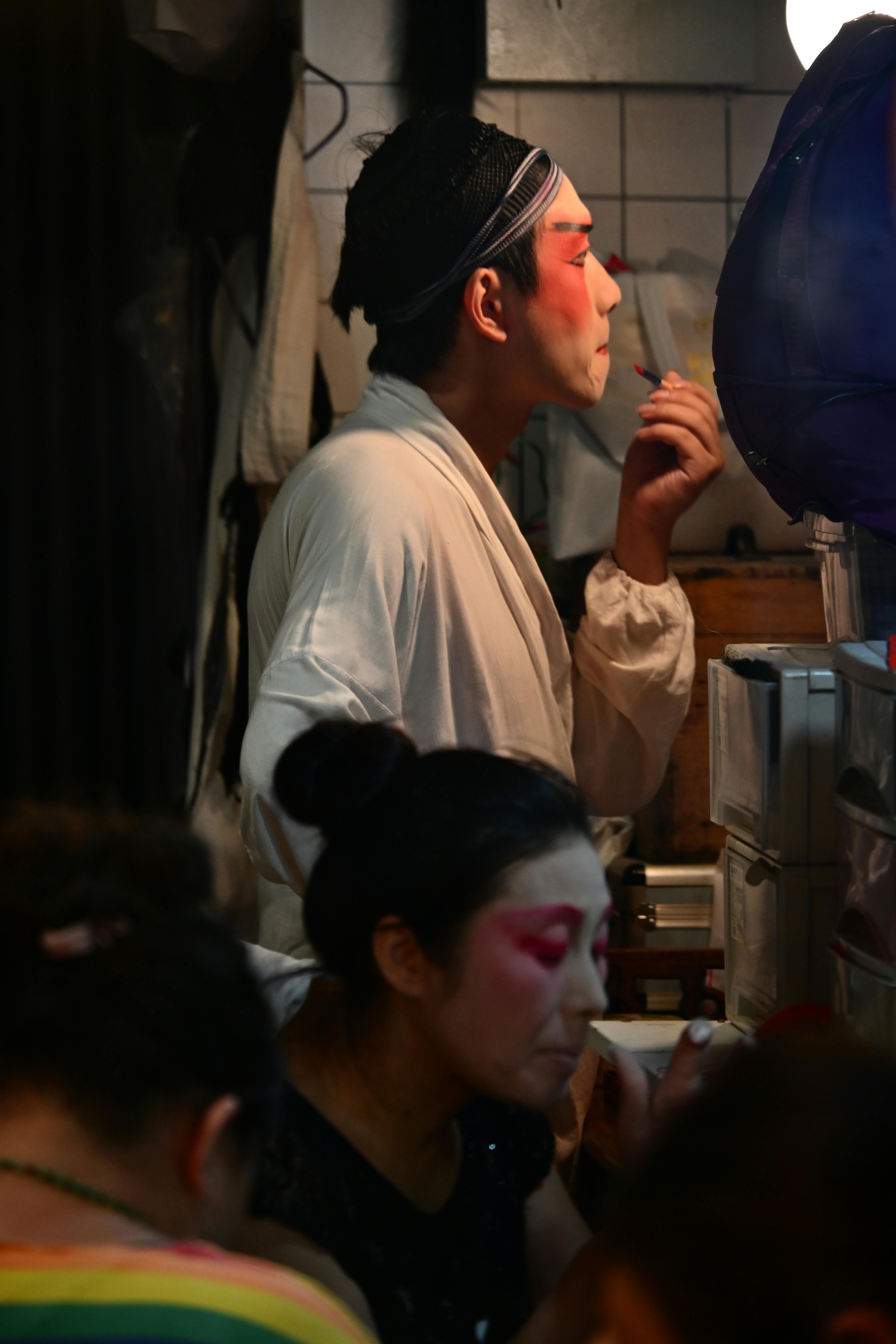 Zadarmo Herci si nanášajú tradičný make-up v zákulisí japonského divadelného prostredia. Fotka z fotobanky