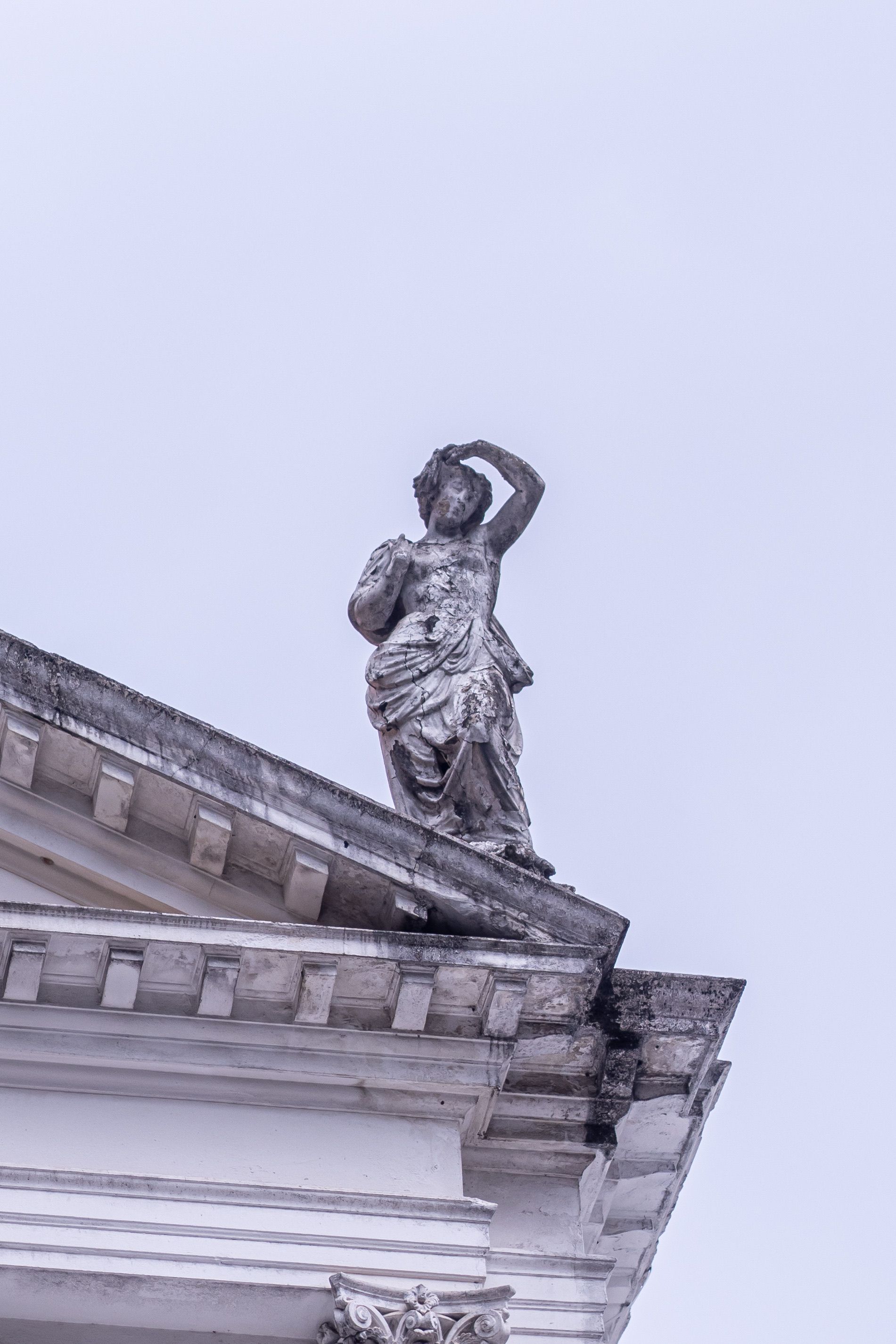 Classical Stone Statue on Building Facade · Free Stock Photo