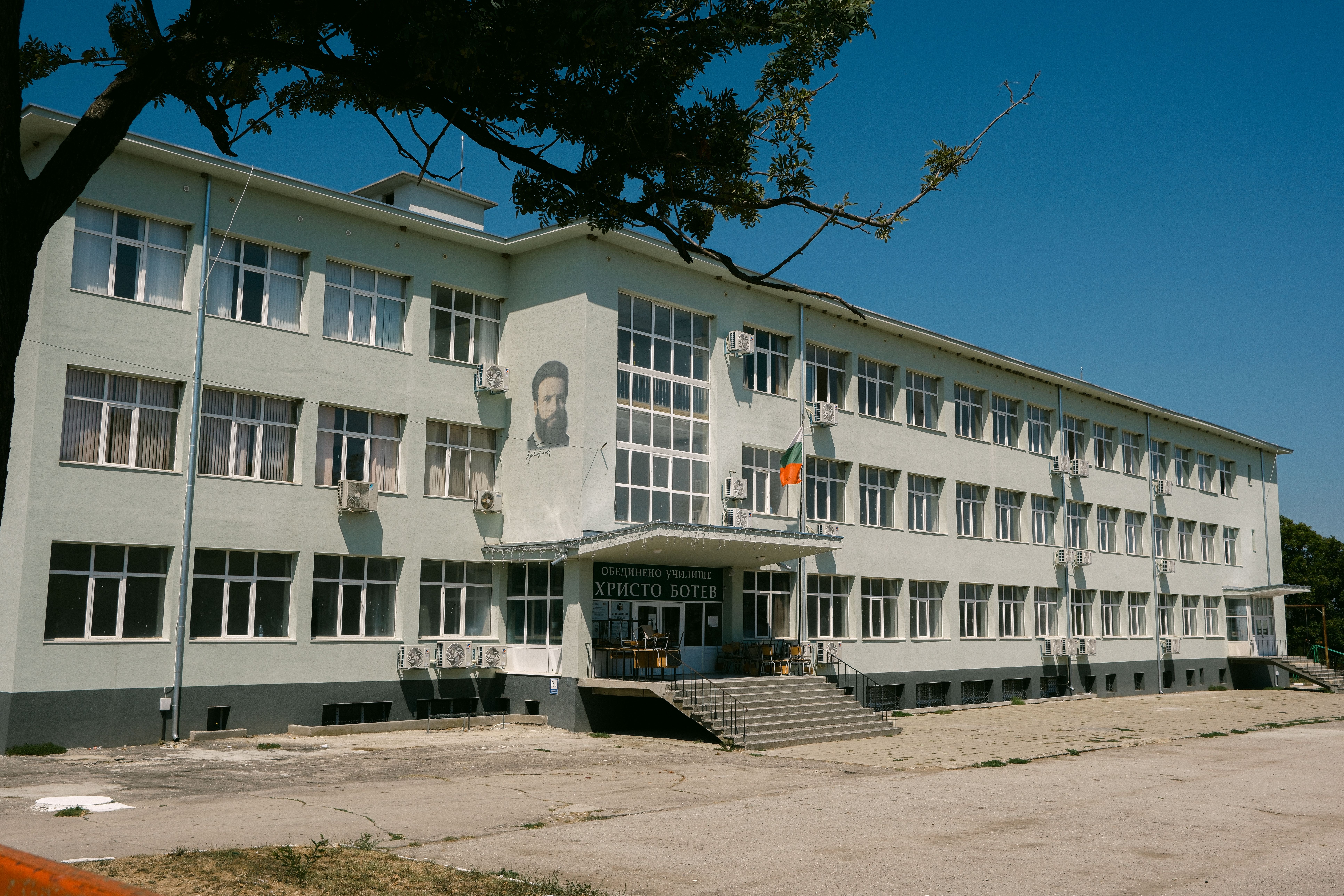 Front view of the Hristo Botev School, a notable educational building in Varna, Bulgaria.