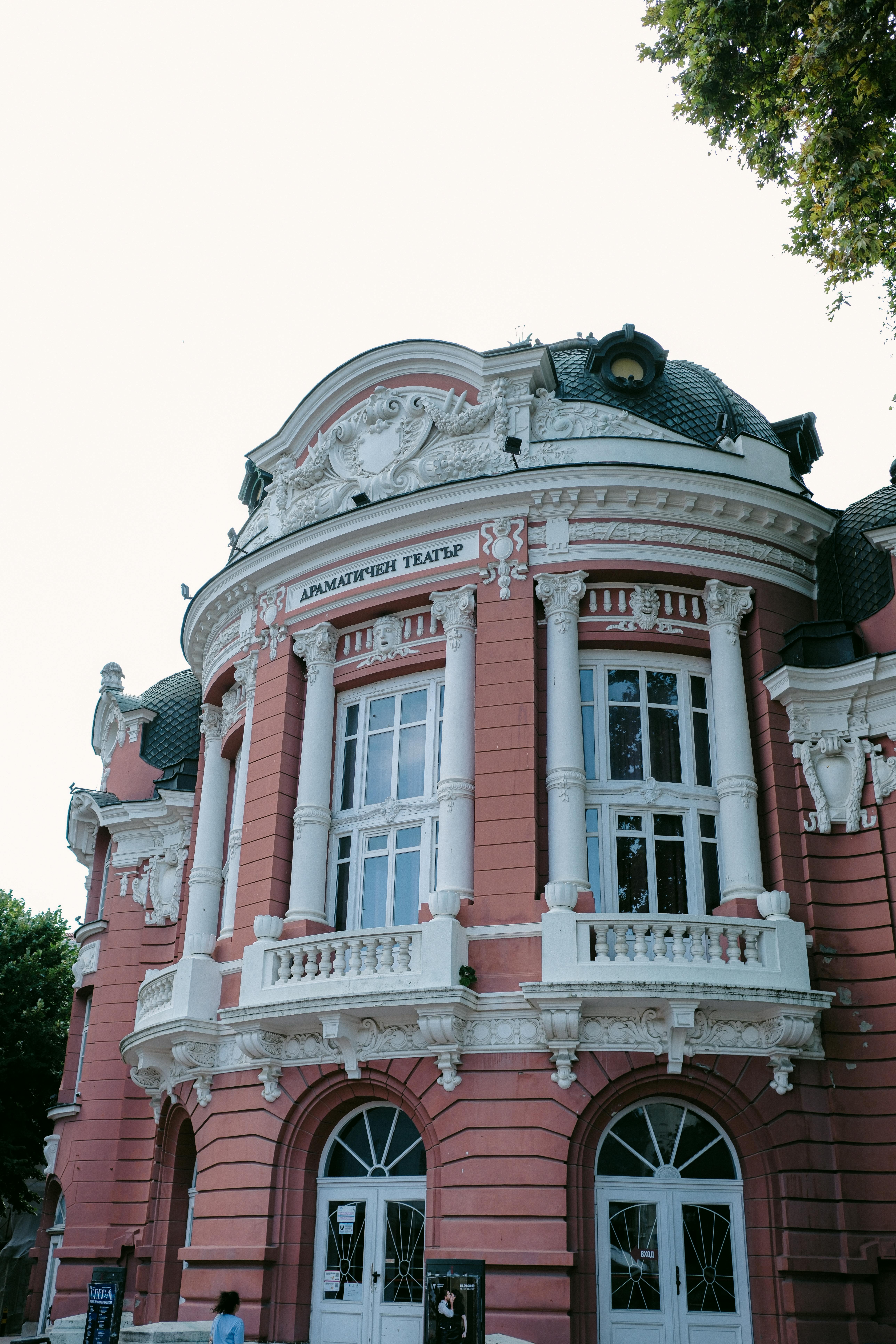 grátis Bela arquitetura histórica do teatro dramático de Varna, na Bulgária. Foto profissional