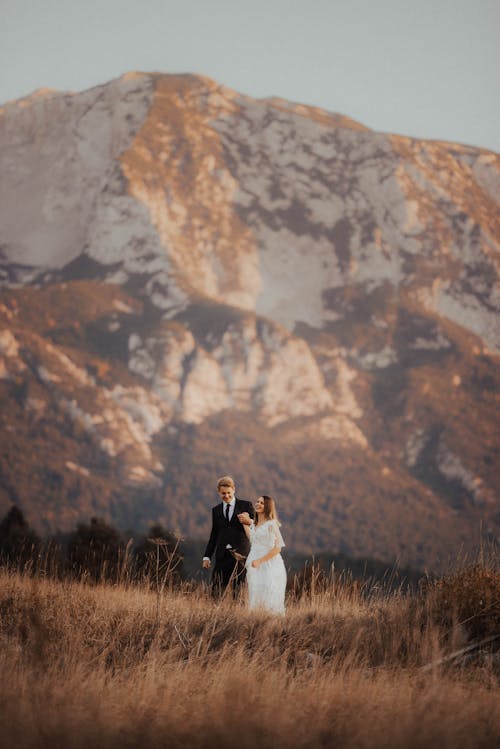 Pengantin Pria Dan Istri Berdiri Dekat Gunung