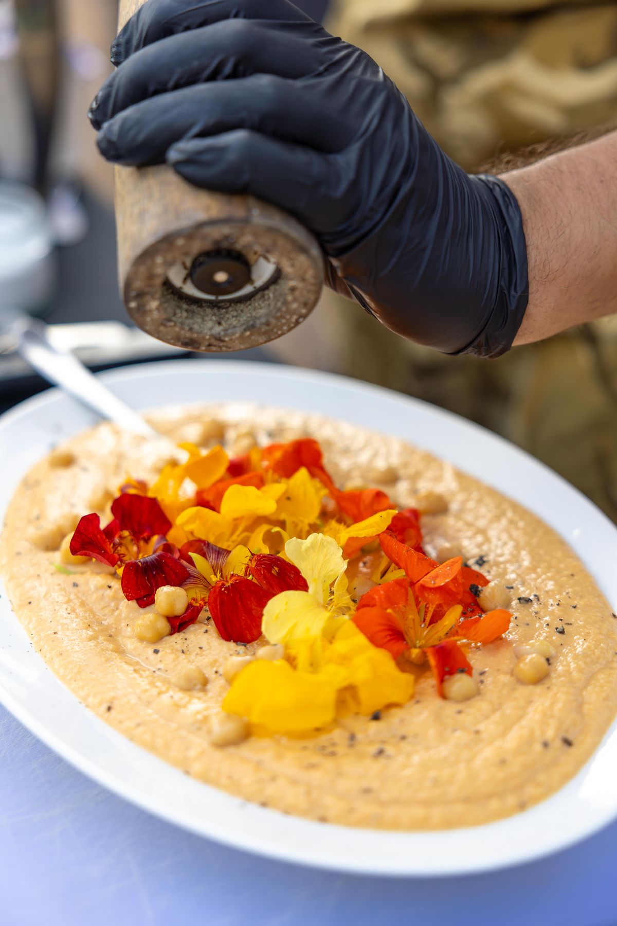 Hummus gourmet con flores comestibles