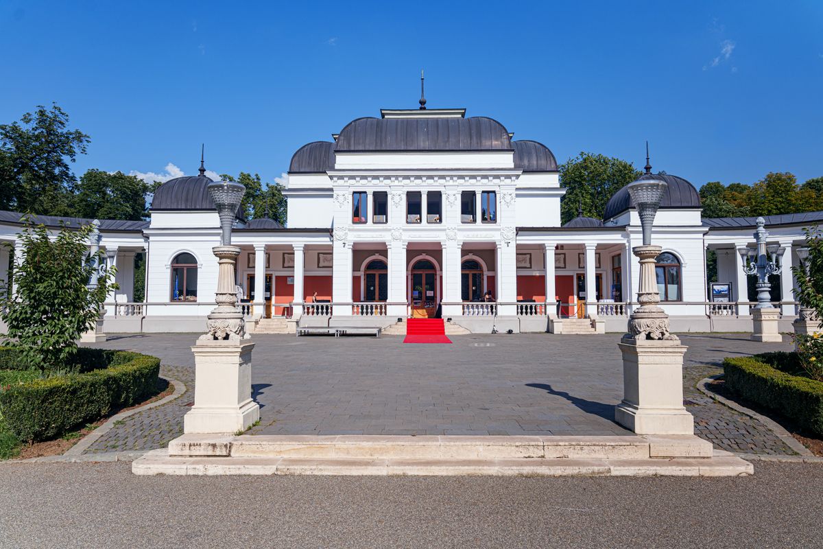 Cluj-Napoca - clădire albă elegantă în Parcul Central într-o zi însorită