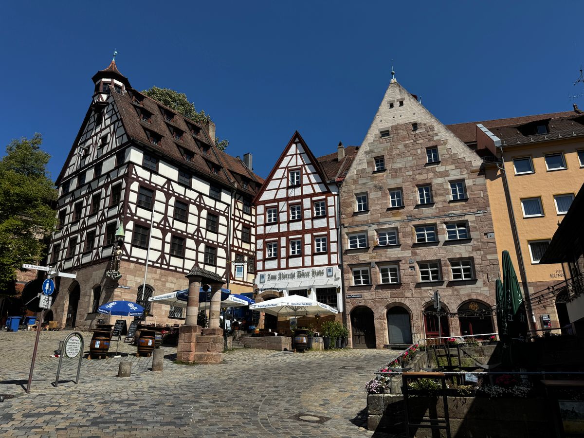 Casele medievale cu grinzi aparente din centrul vechi al orașului Nürnberg