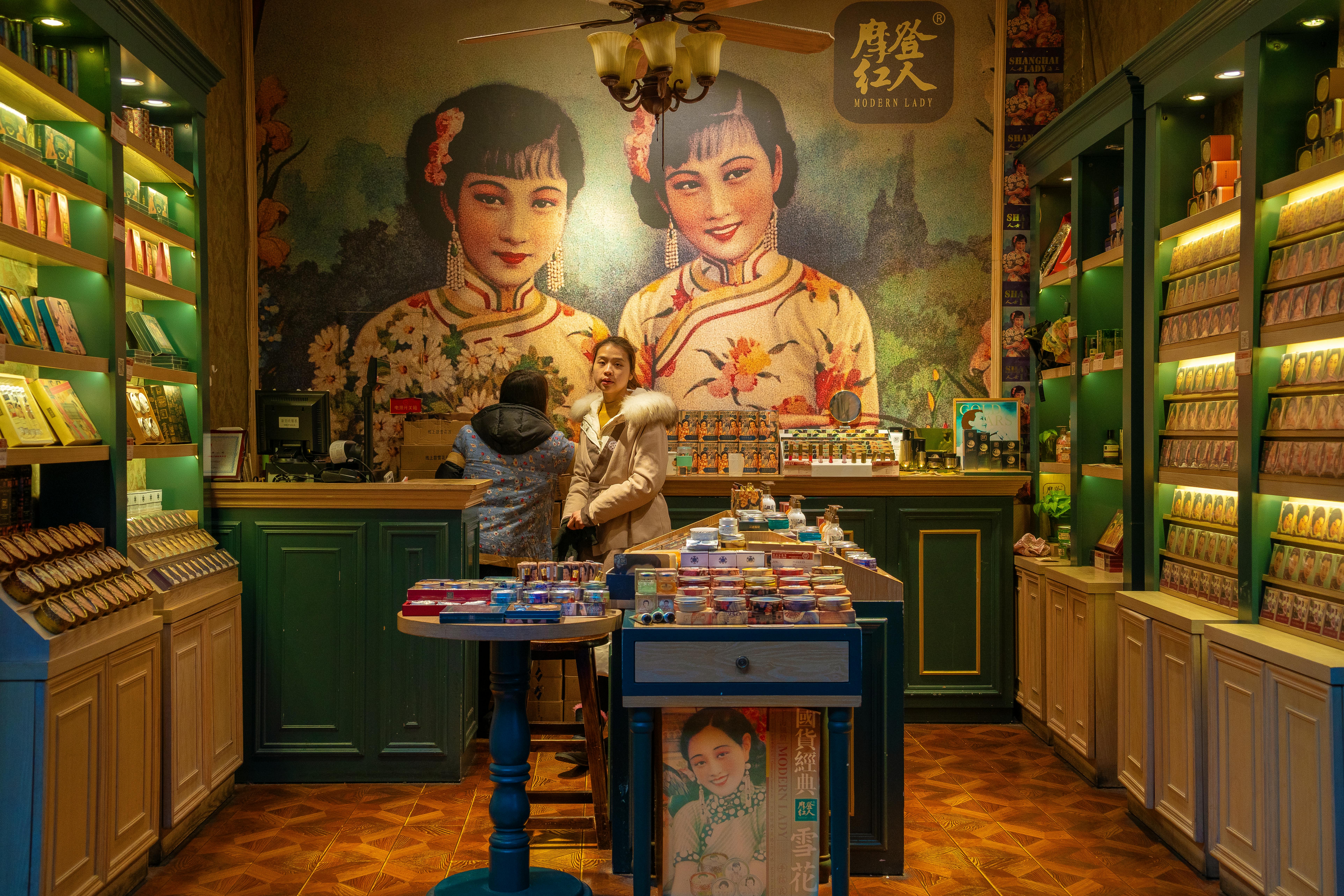 Organic store displays in Ludhiana retail space with modular fixtures