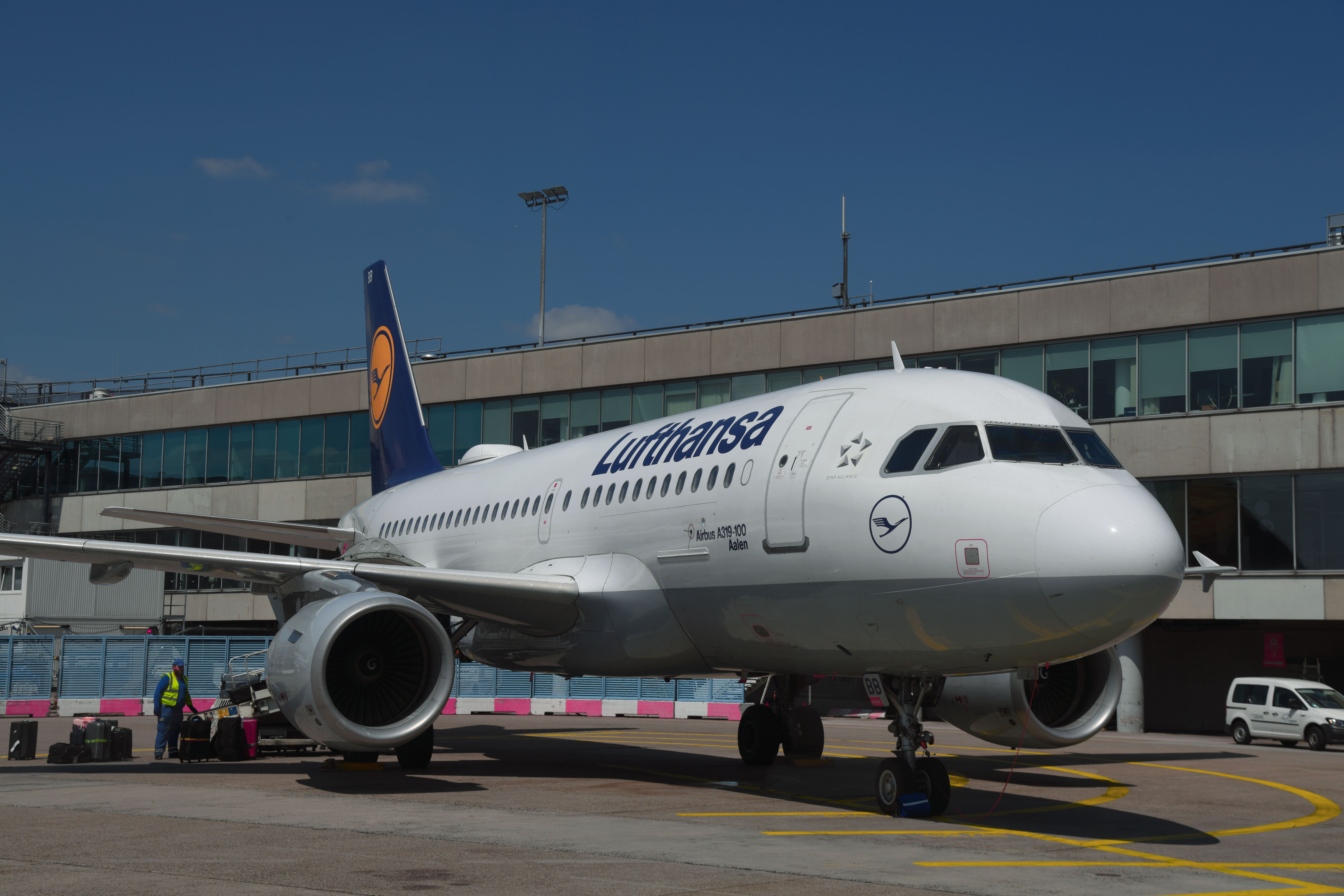 Gratis Lufthansa Airbus A319 på asfalten i Frankfurt Lufthavn, klar til boarding. Lagerfoto