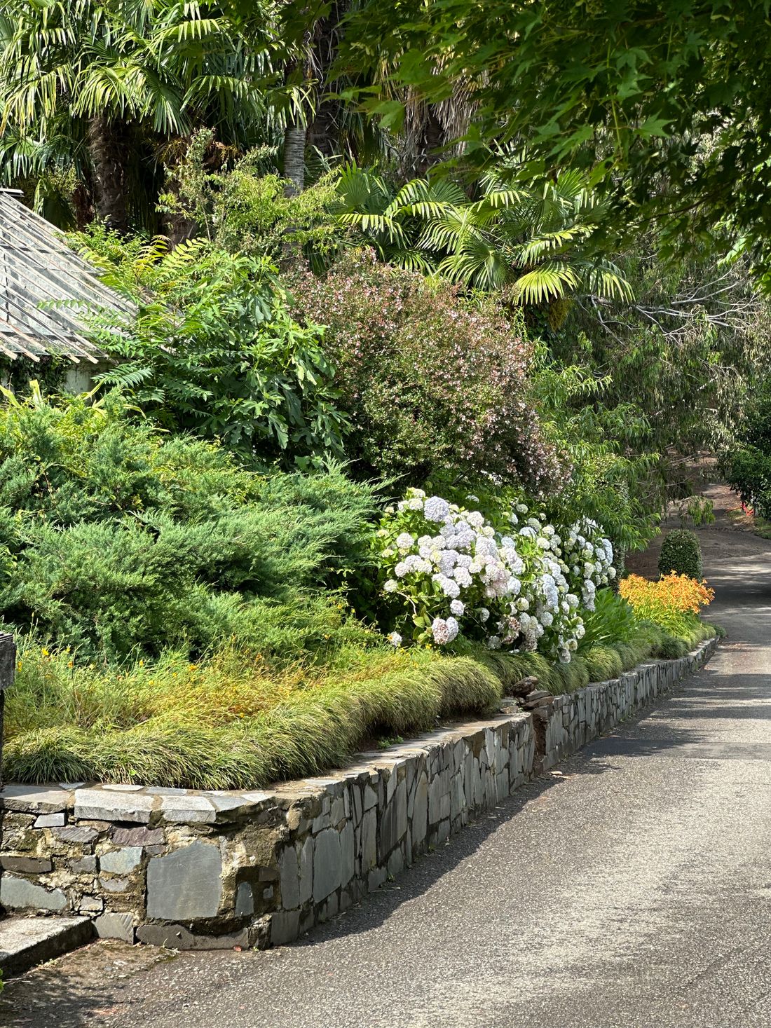 Gartenweg mit Natursteinmauer