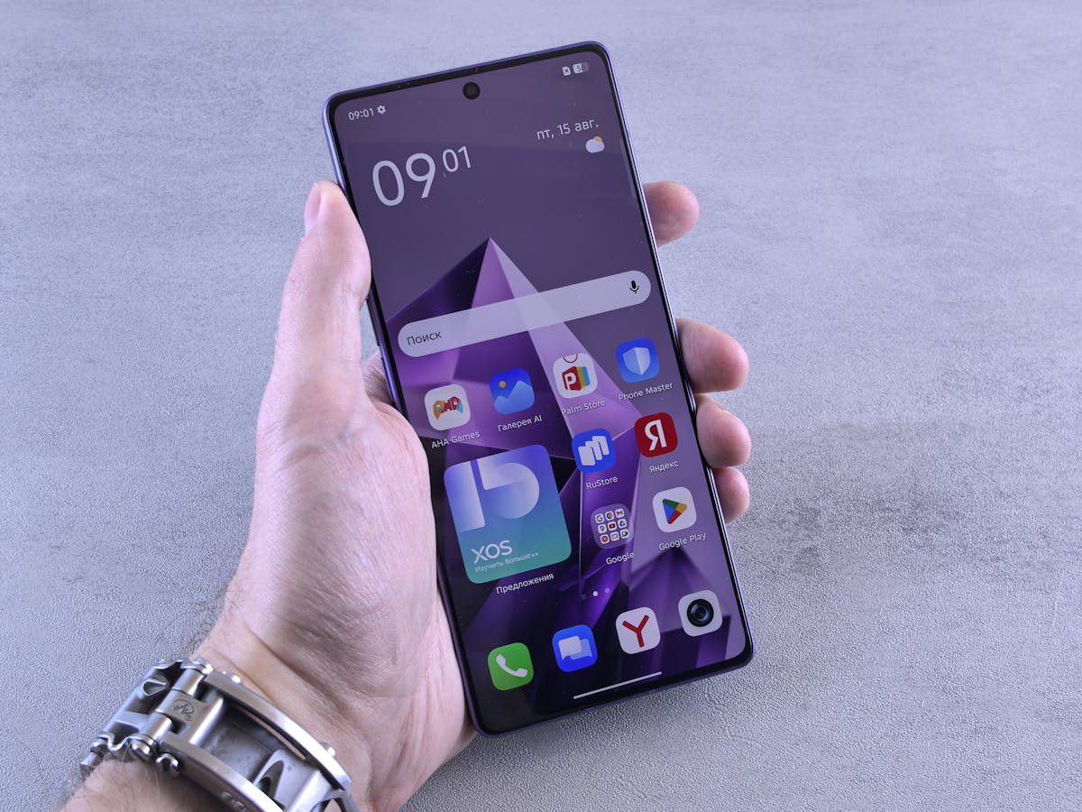 Primo piano di mano che tiene smartphone con app visibile