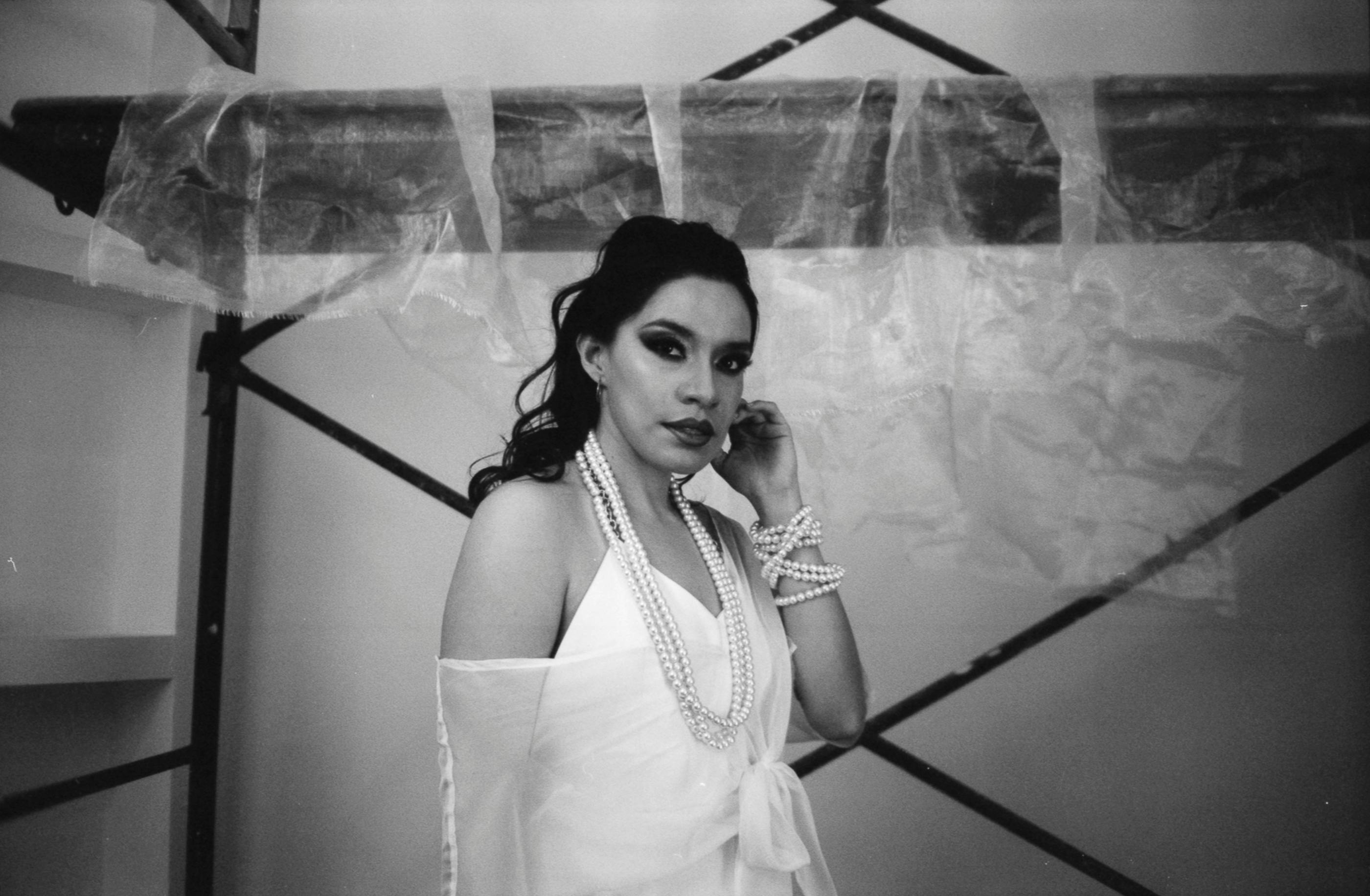 Gratis Ritratto in bianco e nero di una donna elegante con un abito bianco decorato con perle. Foto a disposizione