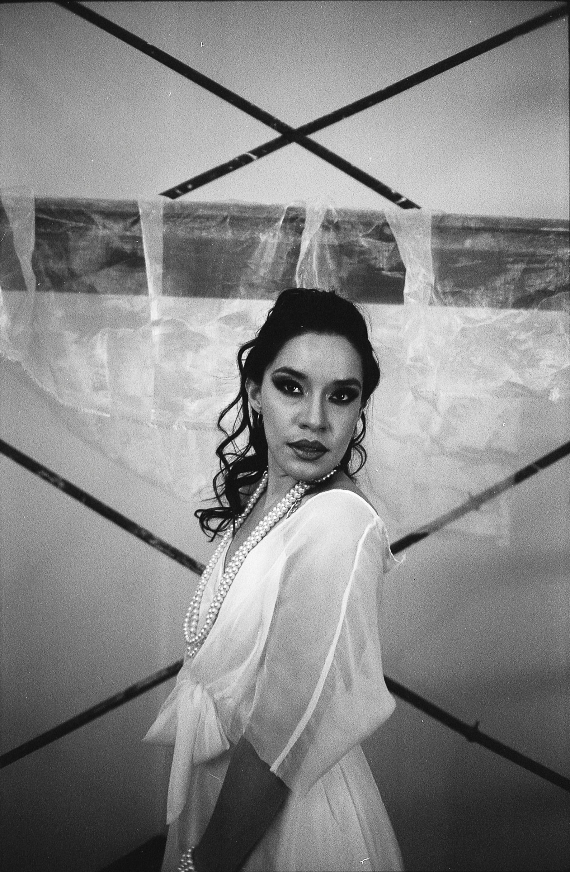 Gratis Retrato en blanco y negro de una mujer en un estudio, Ciudad de México. Foto de stock
