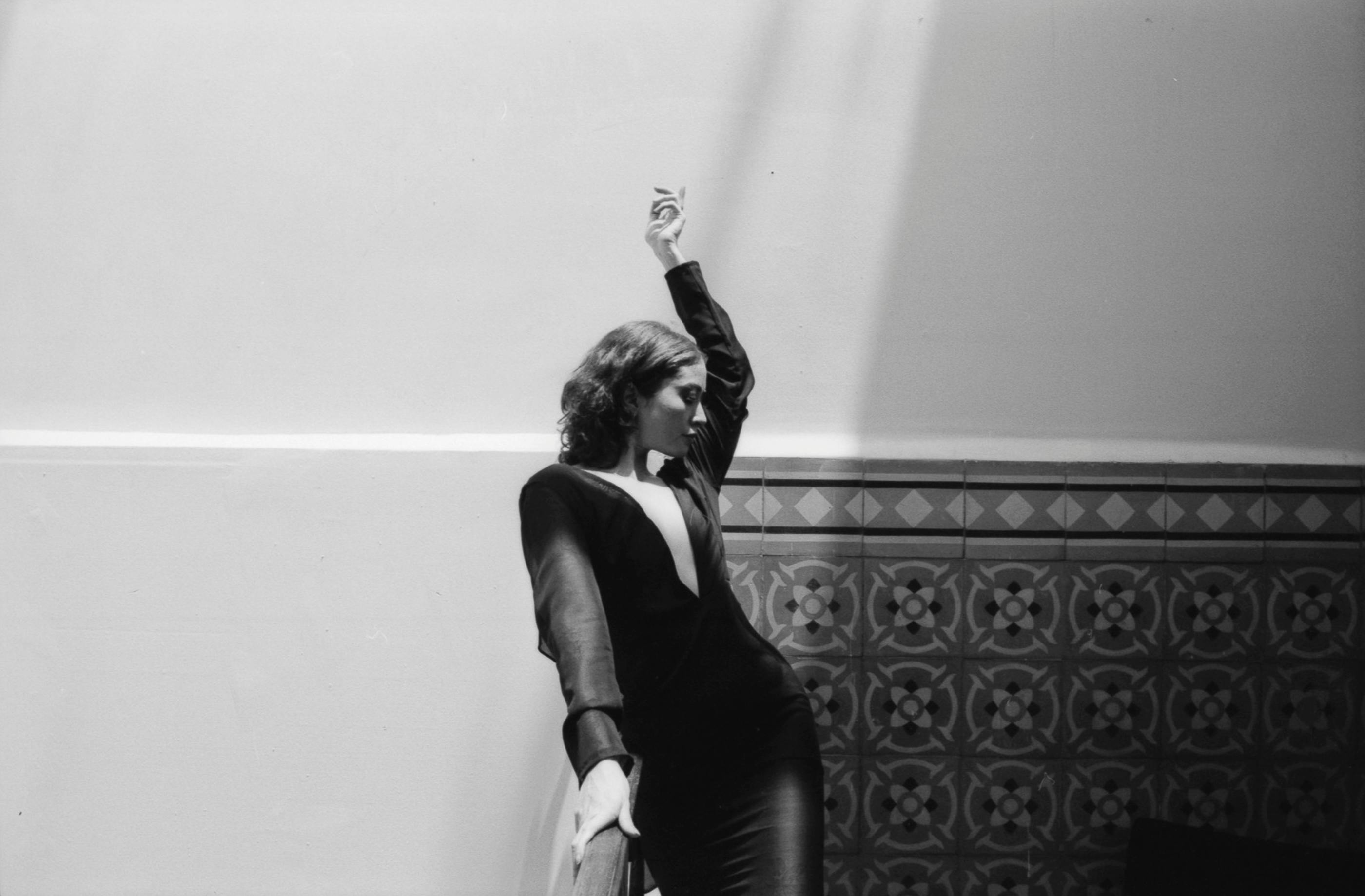 Gratuit Portrait en noir et blanc d'une femme à la mode dans une pose élégante. Photos