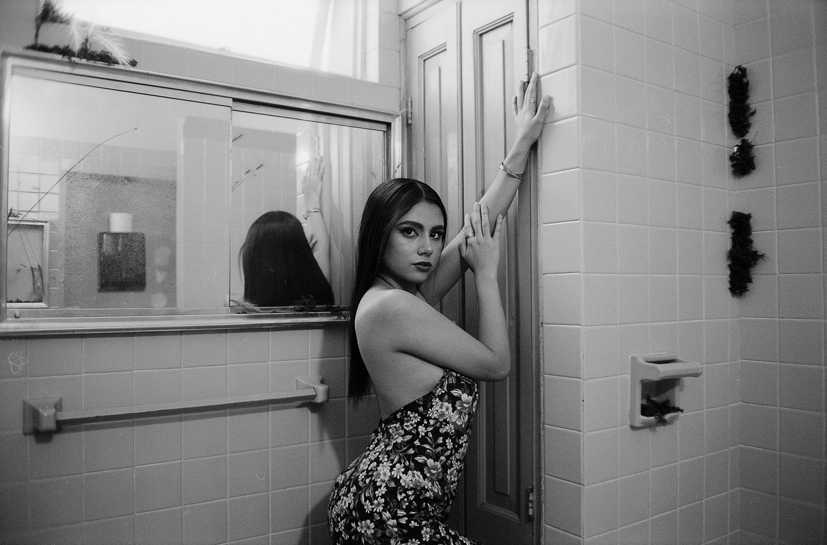 bezplatná Umělecká černobílá fotografie ženy pózující v koupelně s dlaždicemi. Základová fotografie