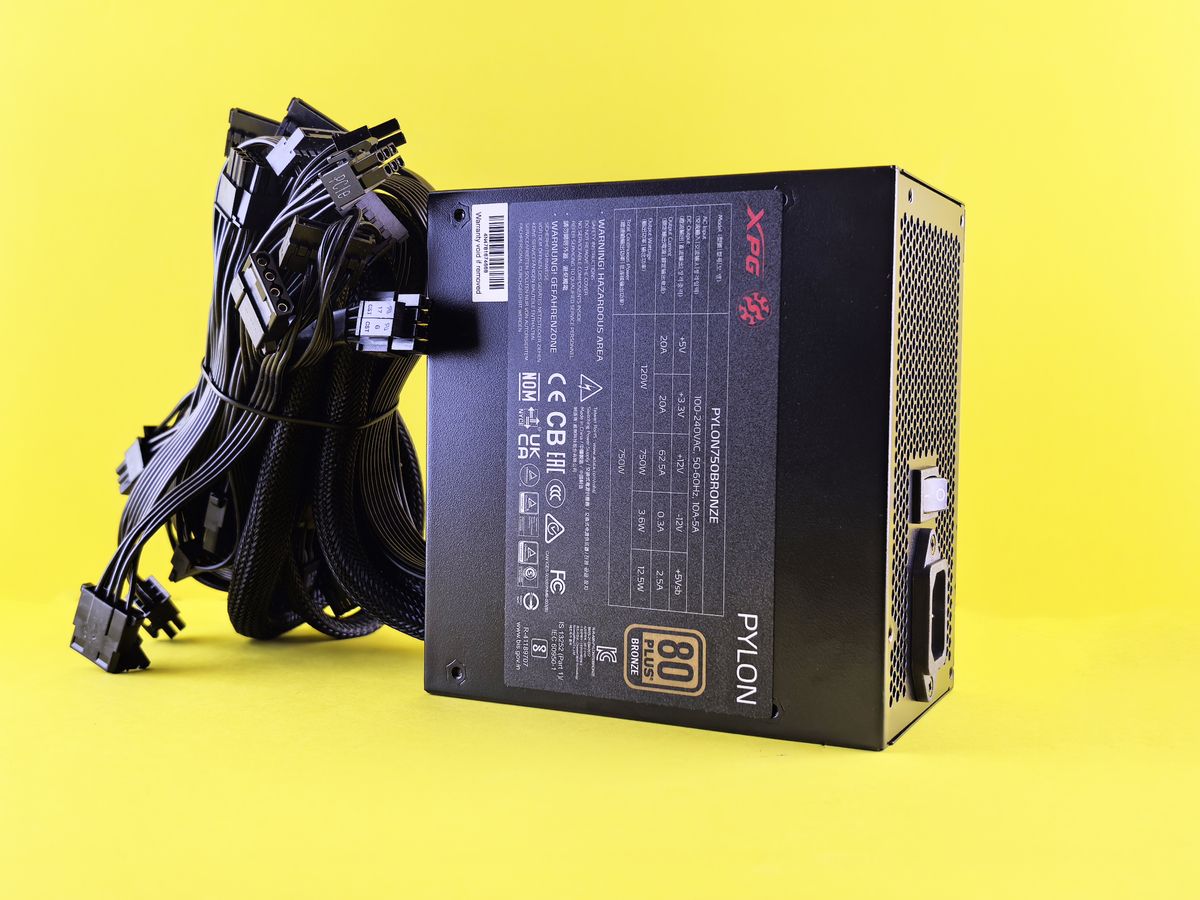 Fonte de PC com cabos conectores