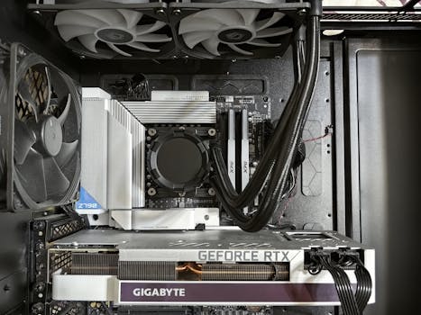 Vista dettagliata dell'interno di un PC da gaming personalizzato, che mostra componenti come la GPU RTX e un sistema di raffreddamento avanzato.