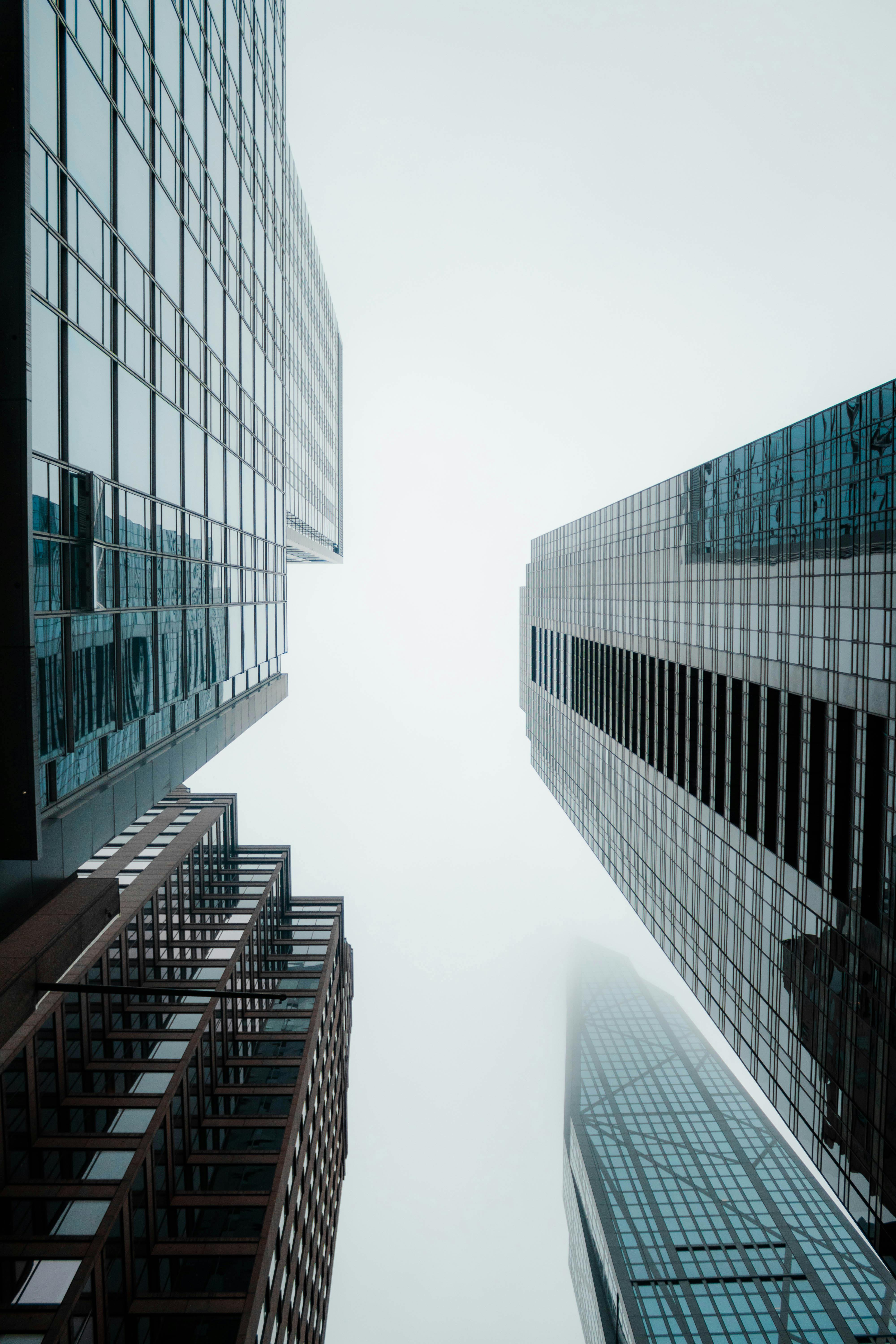 La niebla envuelve los imponentes rascacielos de la ciudad de Nueva York, creando un espectacular paisaje urbano.