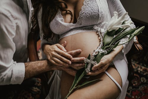 Рука мужчины на животе беременной женщины