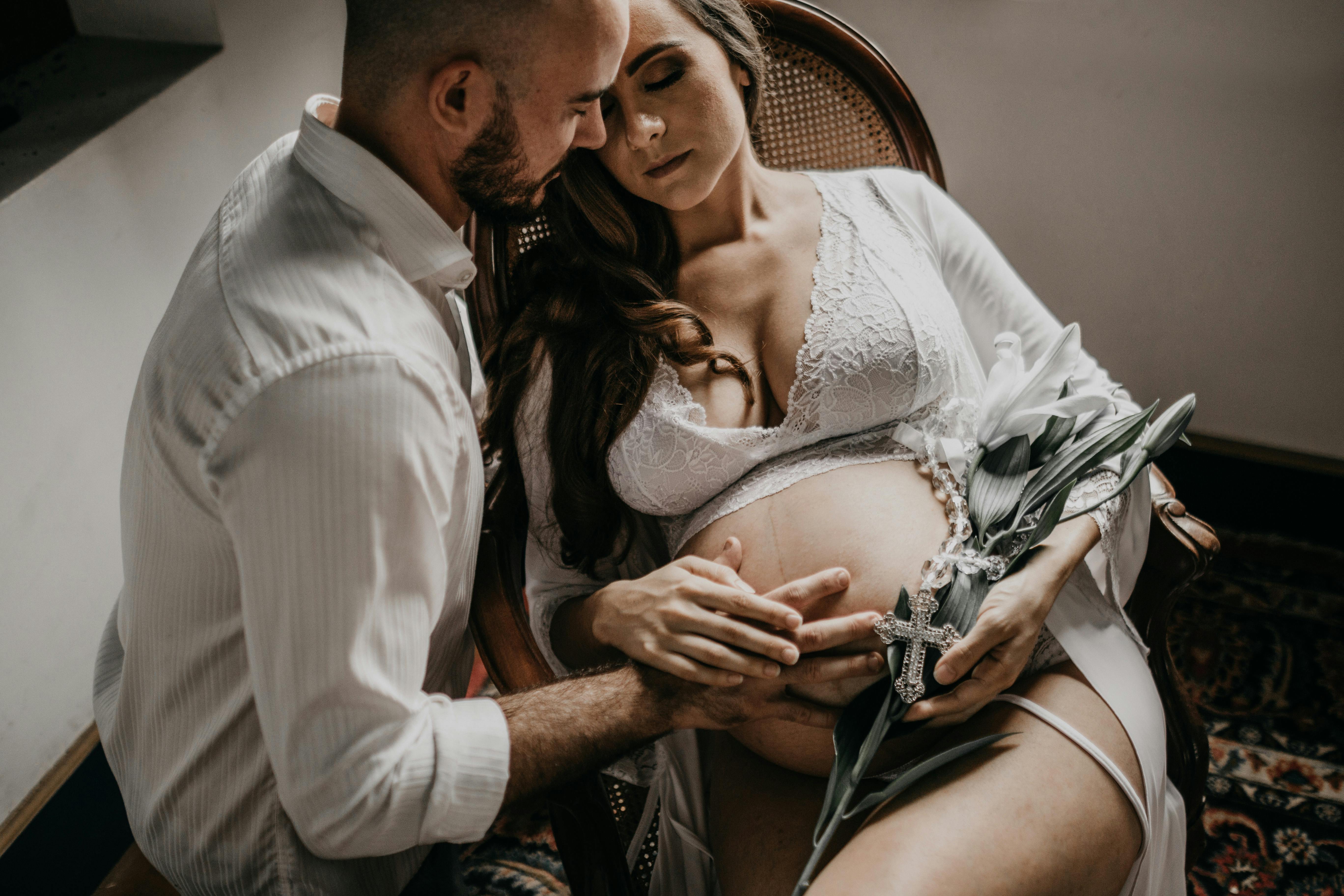 Man holding the tummy of the pregnant woman. | Photo: Pexels