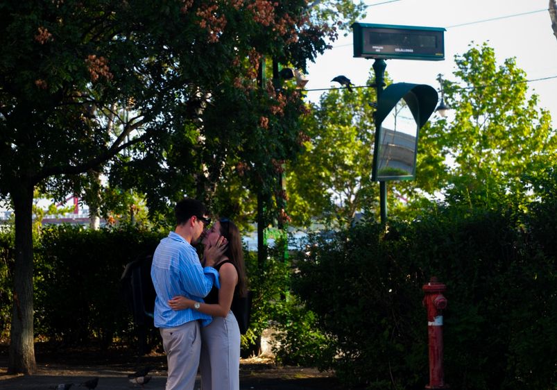 Online dating: starting a conversation on a niche platform