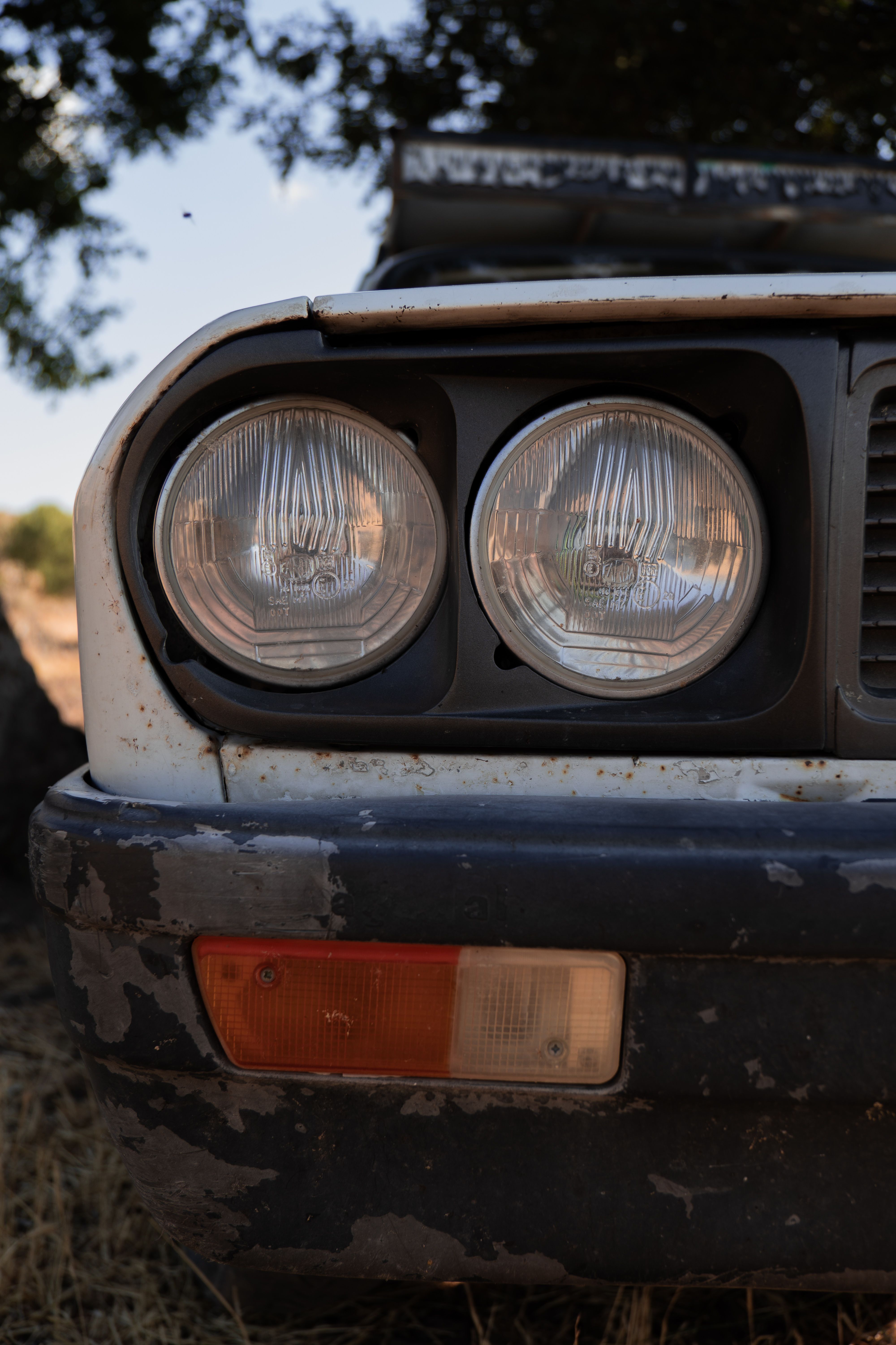 Primo piano del faro di un'automobile