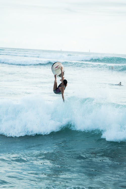 Photo De Personne Utilisant Une Planche De Surf