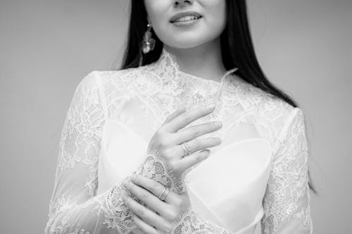 Noiva com detalhes delicados no vestido rendado