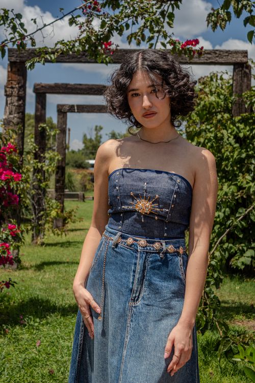 Free Young woman in a denim dress posing in a vibrant garden in Santiago de Querétaro, Mexico. Stock Photo