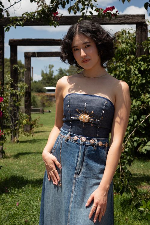 Free Stylish woman in a denim outfit posing outdoors in a vineyard in Querétaro. Stock Photo