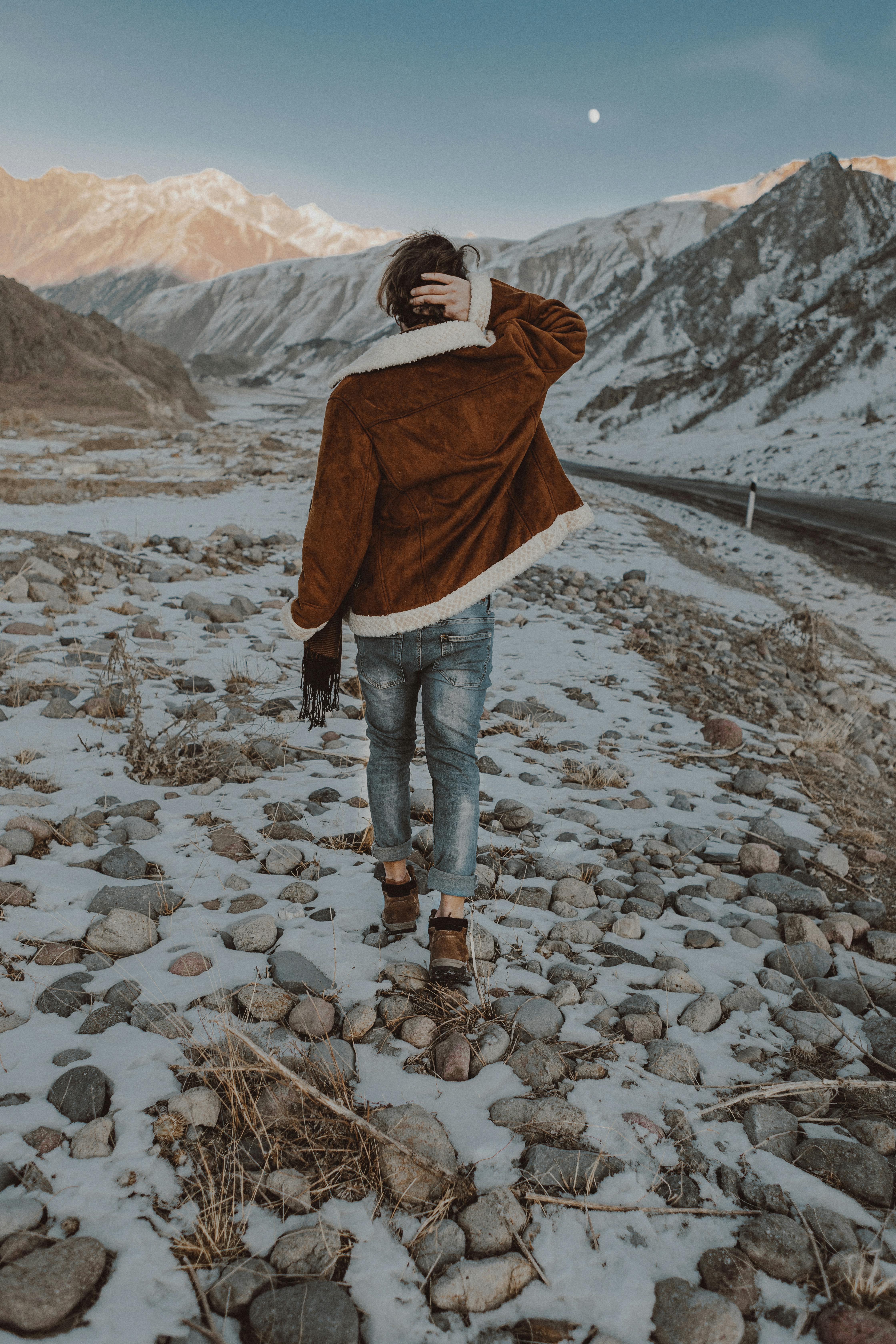 探索雪山风景的人，展现了冒险与风格